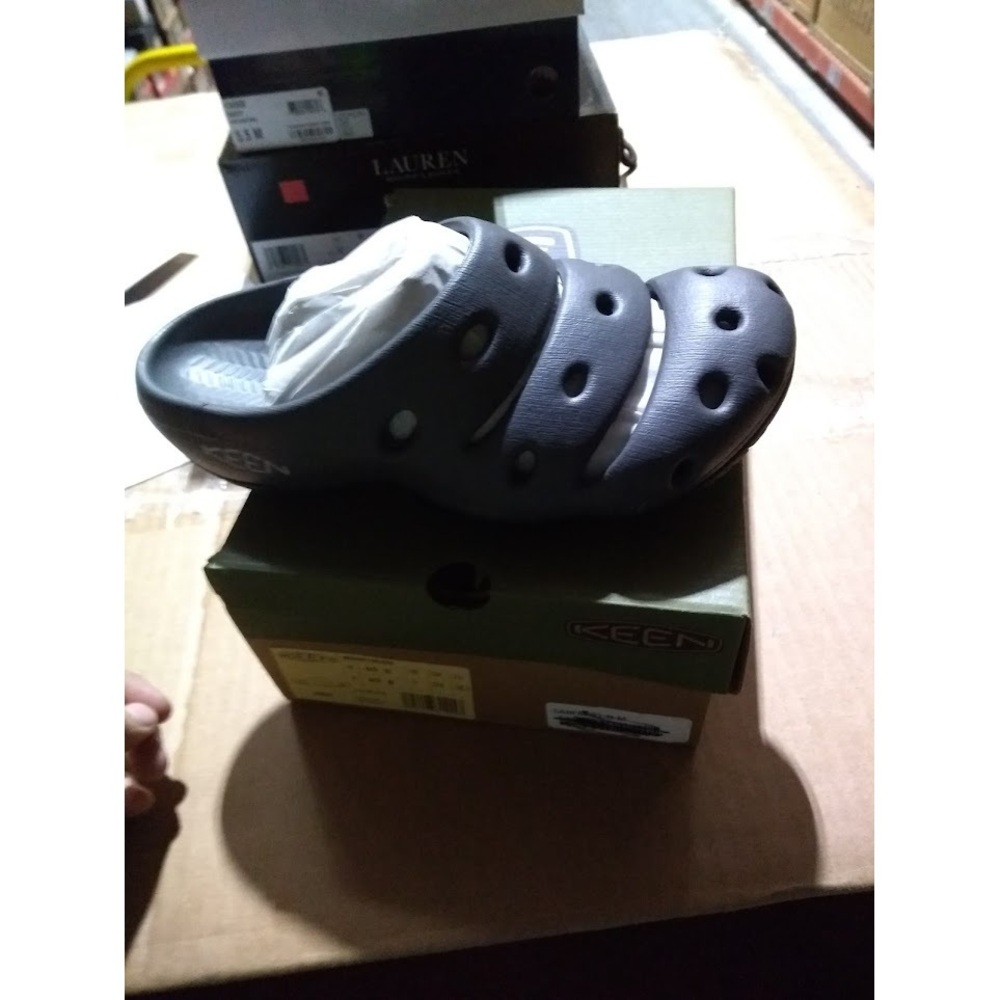 KEEN Womens Yogui Slide Sandals Magnet/Black Size: 8